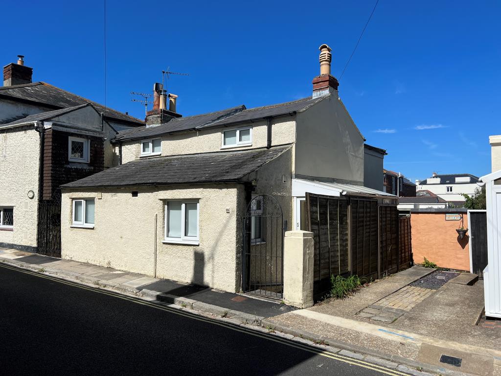 Lot: 74 - THREE-BEDROOM TOWN CENTRE HOUSE FOR IMPROVEMENT - Semi Detached House